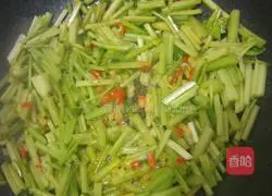 Illustration of how to stir-fry white fungus with celery 5