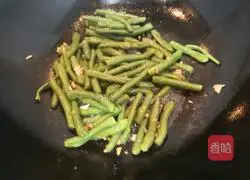 Illustration of how to make garlic green beans 12