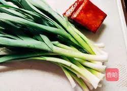 Dried fragrant garlic Illustration of how to stir-fry green garlic leaves 1