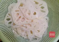 Illustration of how to make cold lotus root 2