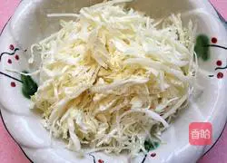 Illustration of how to mix cabbage with vermicelli 2