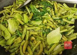 Illustration of how to make fried beans and lettuce 14