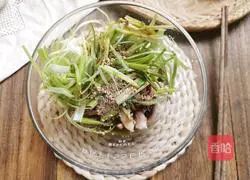 Illustration of how to make shredded green onions mixed with eight claws 11