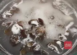 Illustration of how to stir-fry yam and fungus 3