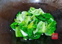 Illustration of how to stir-fry garlic lettuce with lard 11
