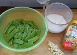 Illustration of how to make garlic snow peas 1