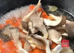 Illustration of how to stir-fry oyster mushrooms with cabbage 7