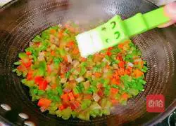 Illustration of how to make stir-fried four diced vegetables 9