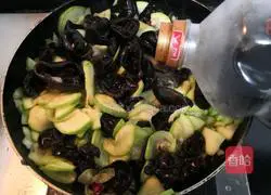 Illustration of how to make fried fungus with zucchini 19