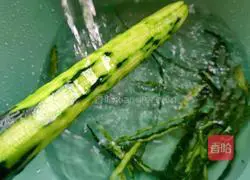 Illustration of how to make abalone slices with cold sauce 2