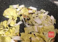 Illustration of how to stir-fry cabbage with mushrooms 4