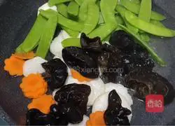 Illustration of how to make fried snow peas and vegetables 2