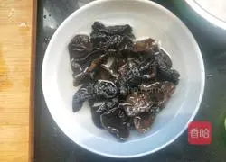 Illustration of how to make lotus pond stir-fry 3