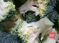 Illustration of how to cook broccoli with green pepper 1
