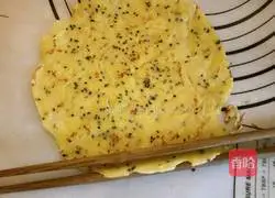 Illustration of how to make black sesame egg rolls 8