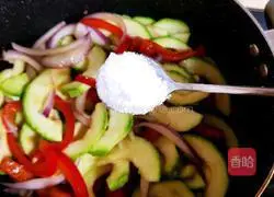 Stir-fried zucchini# Summer Refreshing Light Food# Recipe Illustration 11