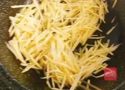 Illustration of how to stir-fry shredded potatoes 1