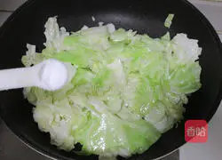 Illustration of how to make hot and sour shredded cabbage 3