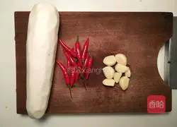 Illustration of how to make spicy and sour diced radish 1