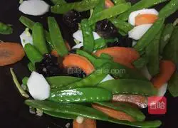 Illustration of how to make fried snow peas 8