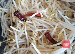 Illustration of how to stir-fry mung bean sprouts in vinegar 9