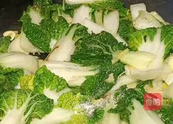 Stir-fried chrysanthemums Cabbage recipe illustration 5