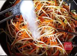 Illustration of how to stir-fry mung bean sprouts with shredded carrots 11