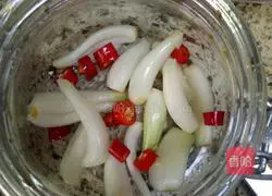 Illustration of how to soak clam heads 3