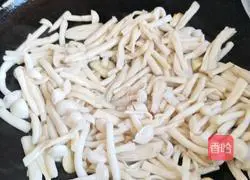 Illustration of how to make stir-fried white jade mushrooms, cucumbers and fungus 5