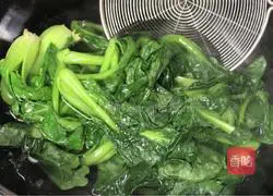Illustration of how to stir-fry Chinese cabbage with mushrooms 5