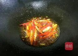 Illustration of how to stir-fry celery and dried celery 5