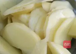 Illustration of how to make fried potato slices with green peppers 2