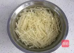 Illustration of how to make green pepper and potato shreds 3
