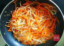 Illustration of how to stir-fry carrots with enoki mushrooms 17