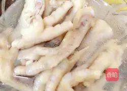 Illustration of how to soak chicken feet 7