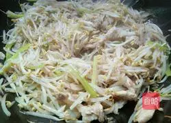 Illustration of how to stir-fry meat with celery and bean sprouts 7