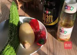 Illustration of how to make fried bitter melon with lotus root 1