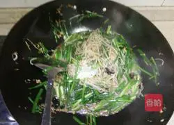 Illustration of how to make stir-fried bean sprouts with leeks 8