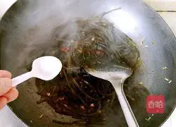 Illustration of how to make spicy stir-fried kelp 6