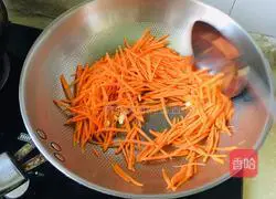 Illustration of how to make fried tofu skin with shredded carrots 4