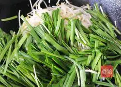 Illustration of how to make stir-fried bean sprouts with leeks 6