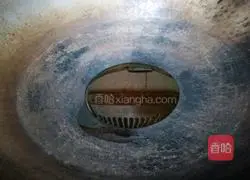 Illustration of how to mix green pepper and potato shreds with black bean sauce 15