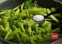 Illustration of how to make stir-fried spinach stalks 6