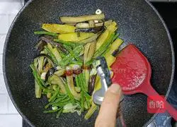 Illustration of how to make fried beans with potatoes and eggplants 15