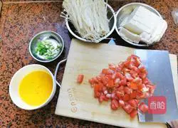 Illustration of tomato, enoki mushroom and tofu stew 2