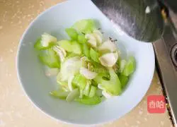 Illustration of how to make celery lily 11
