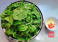 Illustration of how to make garlic spinach 1