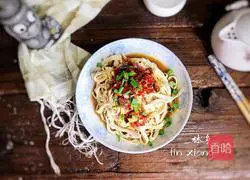 Illustration of how to make thousands of shredded silk noodles coldly 15