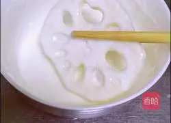 Illustration of how to make salt and pepper lotus root slices 9