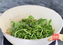 Illustration of how to stir-fry sweet potato stems with pepper 6